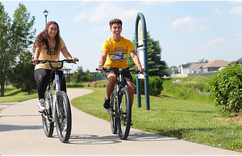 两个学生在远足和自行车道上骑自行车